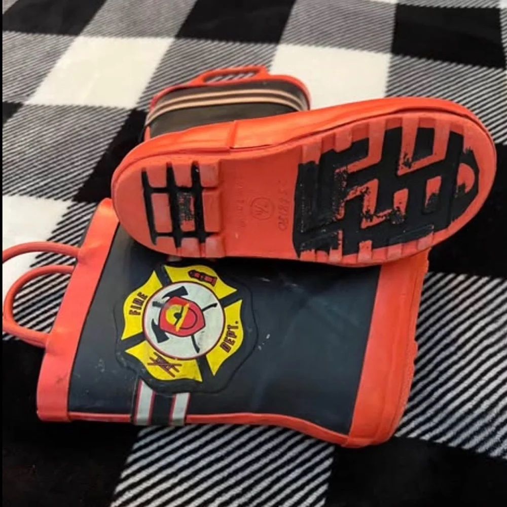Toddler 7/8 Firefighter Rain Boots red and black